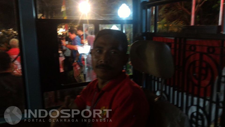 Dede Syarifudin menjadi pengemudi bus yang membawa sejumlah atlet konvoi menuju Kantor Kemenpora. Copyright: &copy; Ivan Reinhard Manurung/INDOSPORT